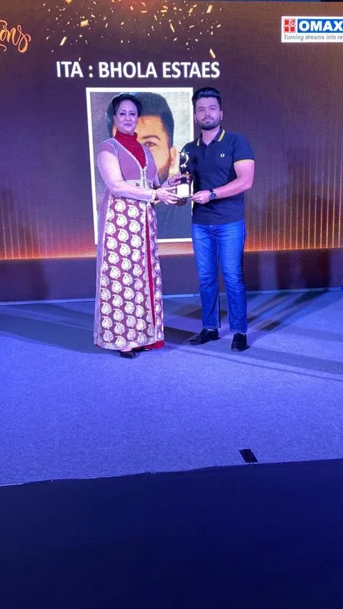 Recognition at an Omaxe event