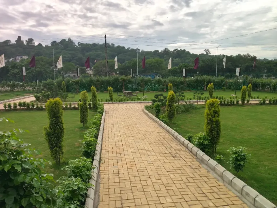 Landscaped gardens and sales gazebo at Medallion Avenue
